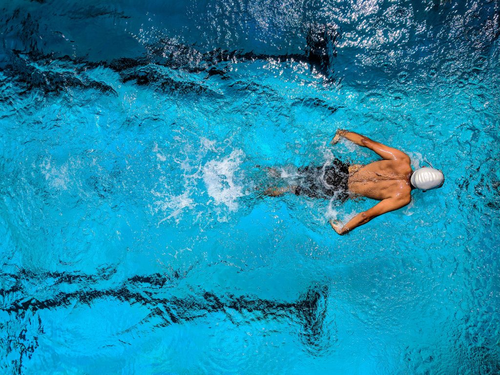 Przygotuj się na start – trening nóg w basenie